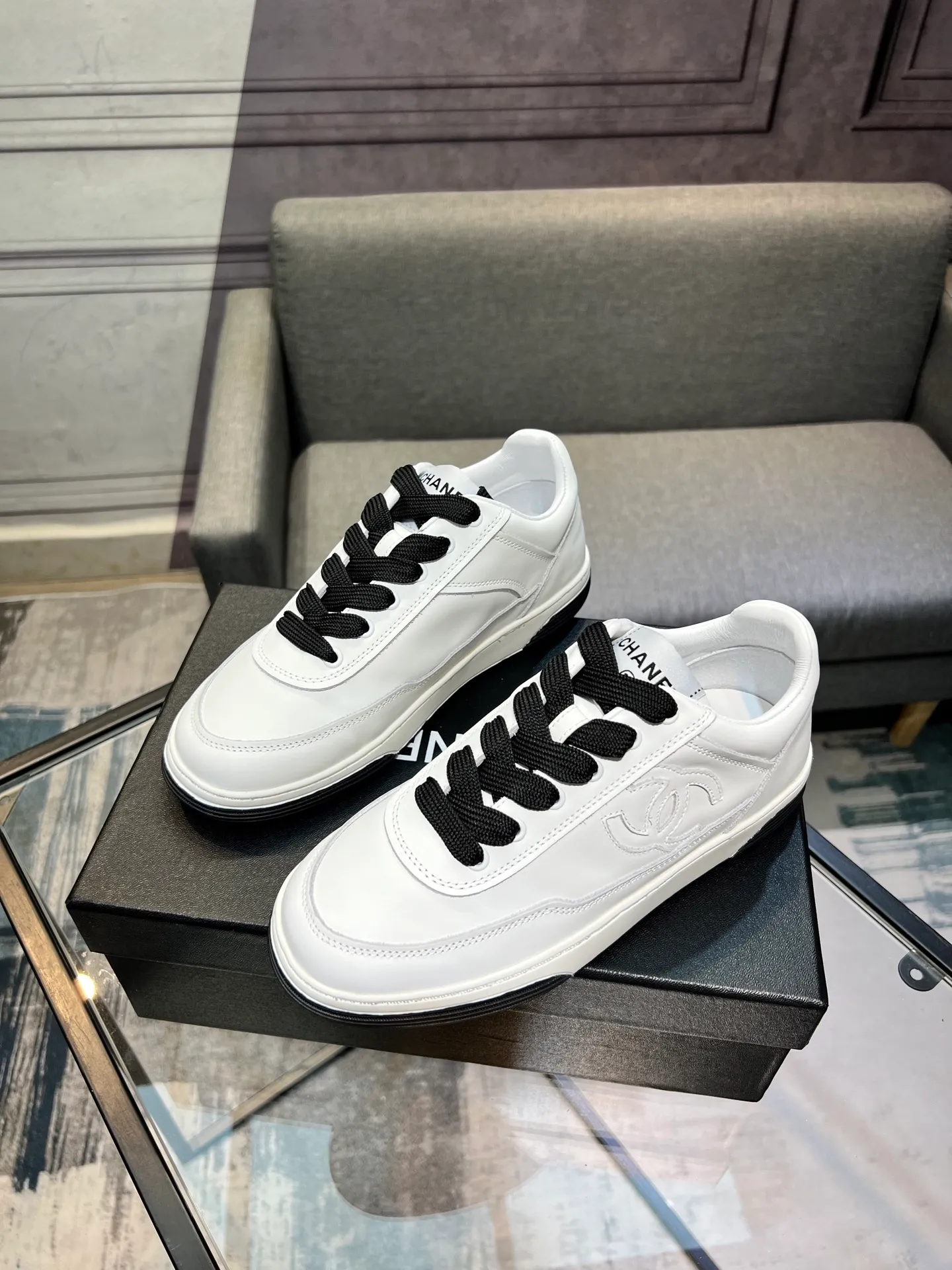 Men's men's shoes 💰620 Exclusive real shot (top version) CHANEL Chanel's new panda sneakers Panda shoes Chanel 2025ss color matching thick-soled casual sports shoes sneakers Counter synchronization The counter is very popular Very difficult to buy a shoe The most popular thick-soled panda shoes on the Internet It is obvious that Xiaoxiang control cannot miss it Simple and versatile white shoes that have both good looks and comfort Thick sole increases height, is super versatile and can be worn with eyes closed😍 Whoever wears it will look better. Upper: calfskin. Lining: imported sheepskin lining. Outsole: TPU original outsole. Size: 35-44 (41 for women, 40 for men, custom made).
